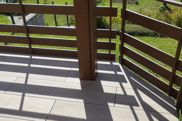 Terrasse en dalles à Petite Chaux — photo 2