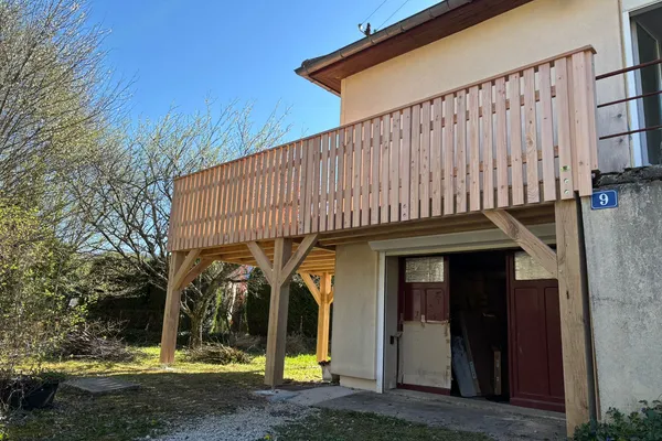 Balcon sur poteaux