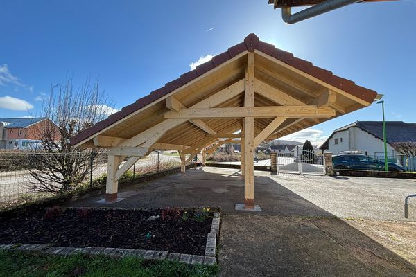 Carport 2 pentes inégales pour 4 voitures 4.8x11
