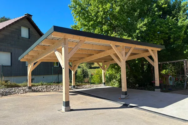 Carport monopan 5.50 m x 7.00 m, bois brut, couverture bac acier laqué