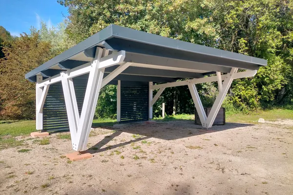 Carport monopan, ferme en V, bardage persienne, bac acier isolé