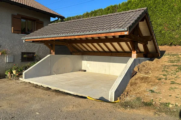 Carport sur mur de soutènement