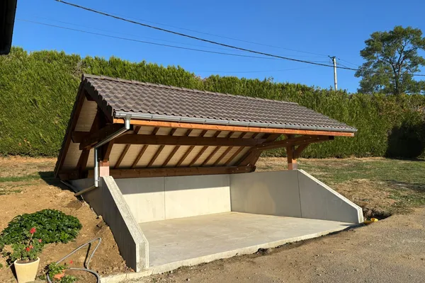 Carport sur mur de soutènement