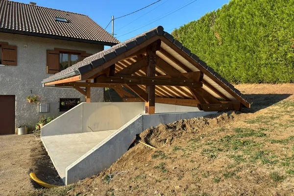 Carport sur mur de soutènement