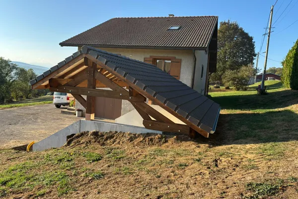 Carport sur mur de soutènement