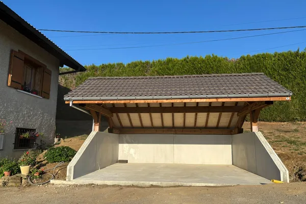 Carport sur mur de soutènement