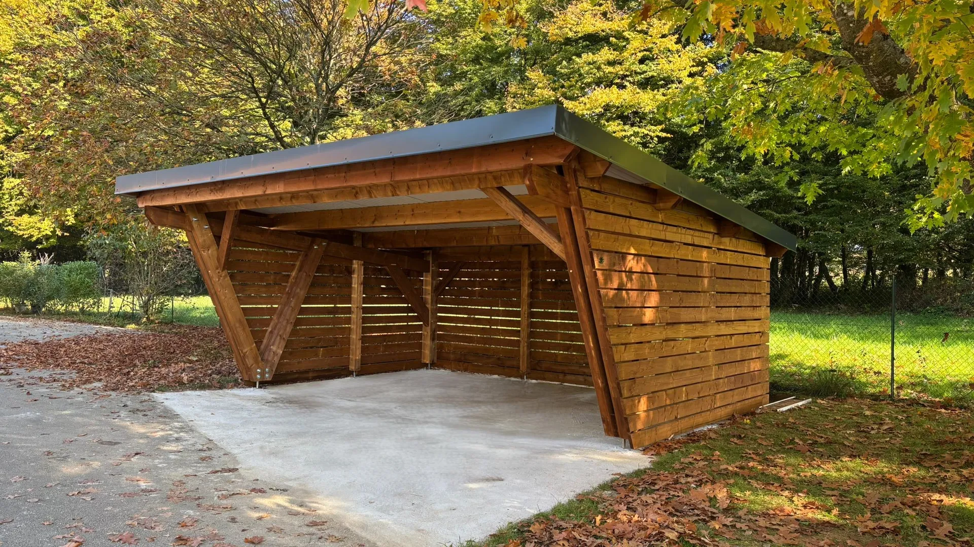 Carport toiture monopente, autoclave, bardage bac acier isolé