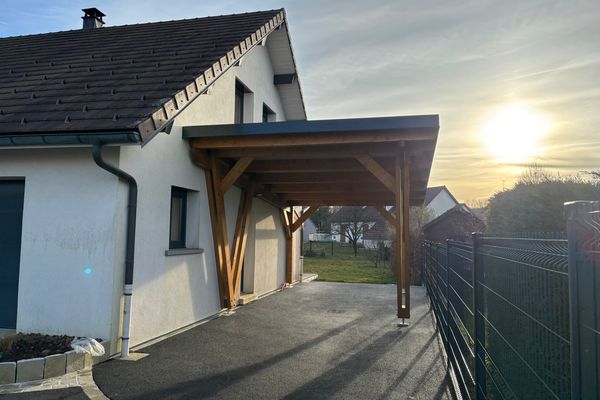 Auvent bois accolé sur mesure réalisé par Tonnaire — réalisation 2
