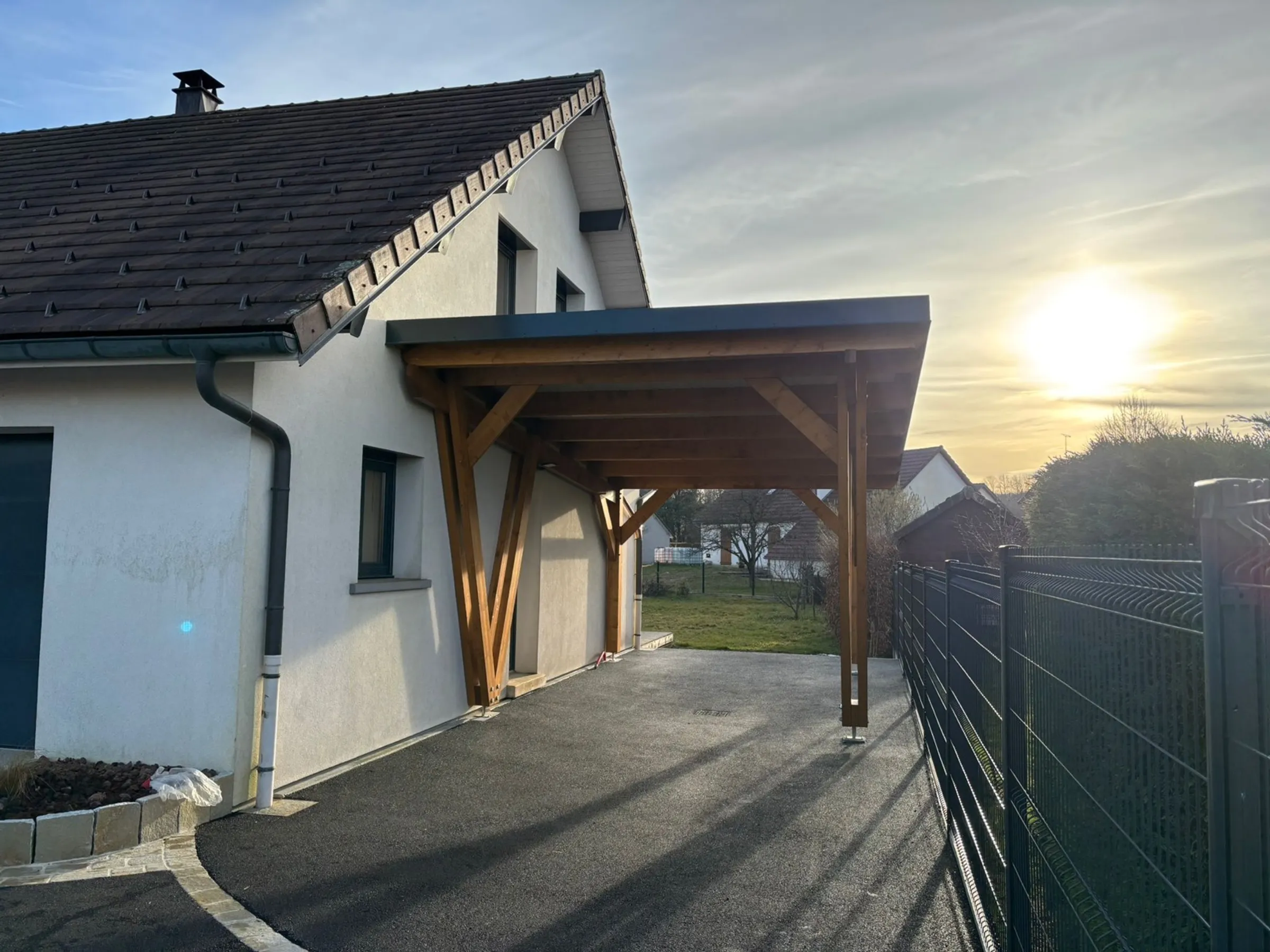 Auvent bois accolé sur mesure réalisé par Tonnaire — réalisation 2