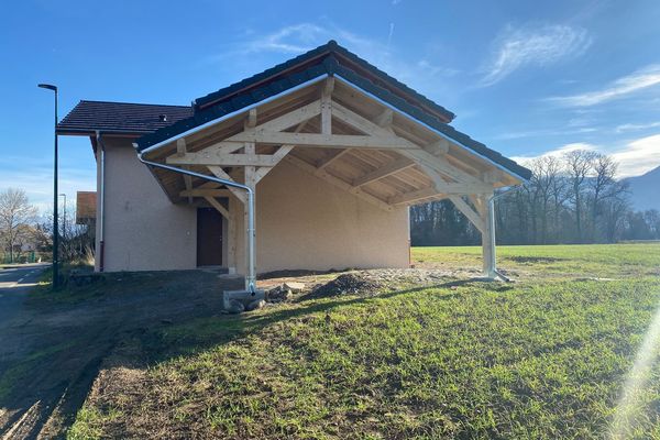 Auvent bois accolé sur mesure réalisé par Tonnaire — réalisation 1