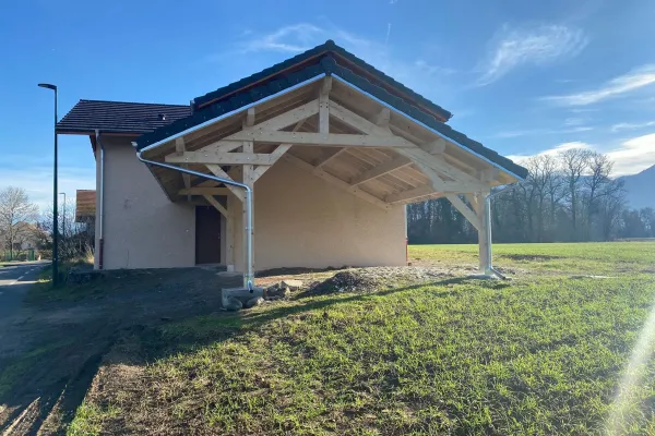 Auvent bois accolé sur mesure réalisé par Tonnaire — réalisation 1