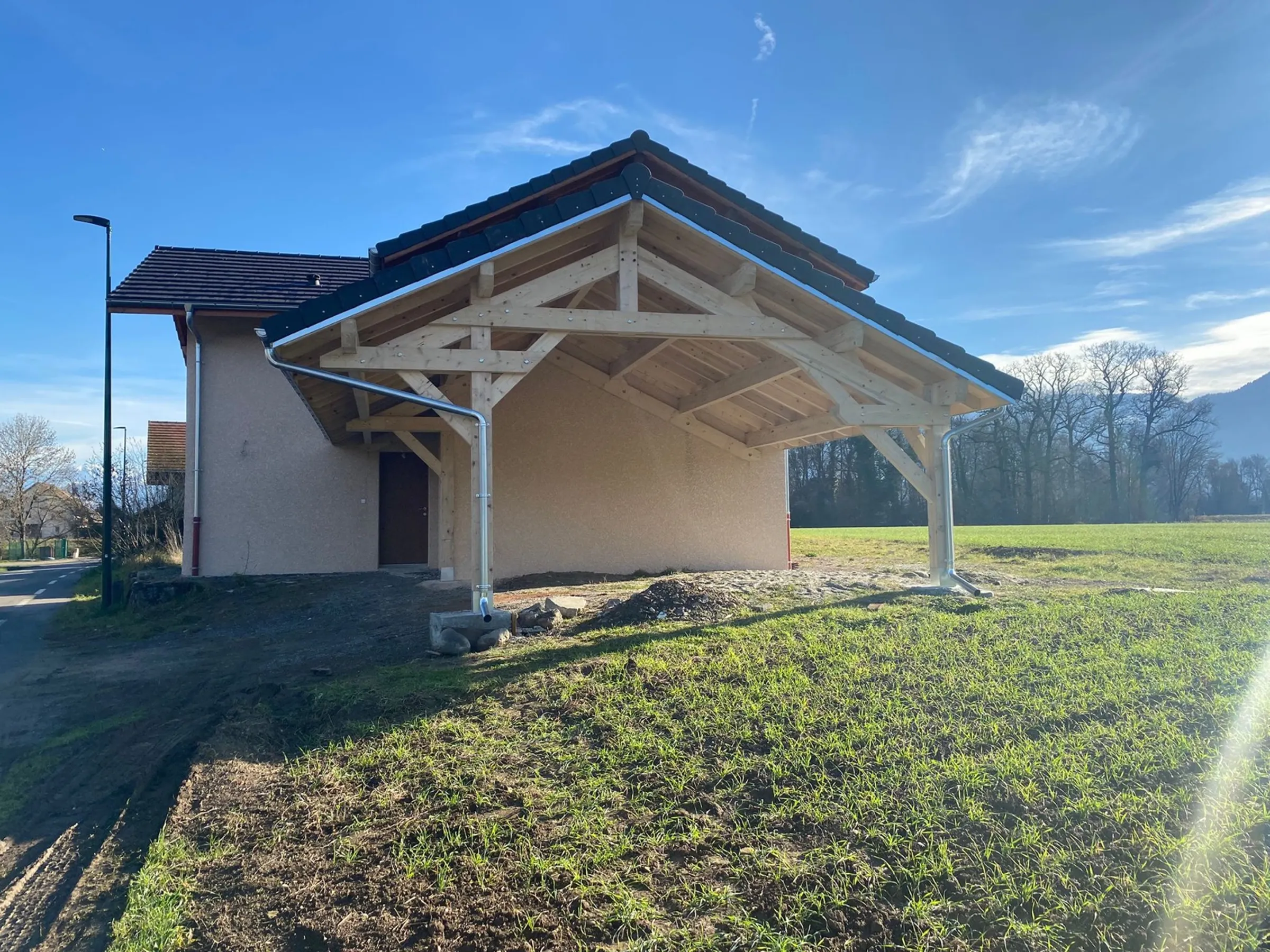 Auvent bois accolé sur mesure réalisé par Tonnaire — réalisation 1