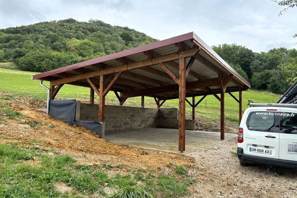 Carport 4 voitures 8 × 12 m à Saint-Thiébaud - Jura