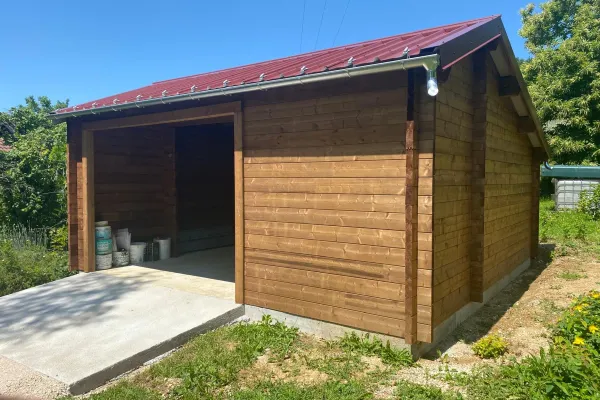 Garage madriers 5,50 × 5,50 m à Mesnay